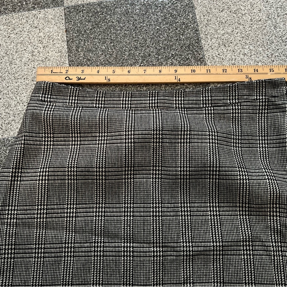 New York & Company Black and White Plaid Mini Skirt- Size 12 - Picture 6 of 10